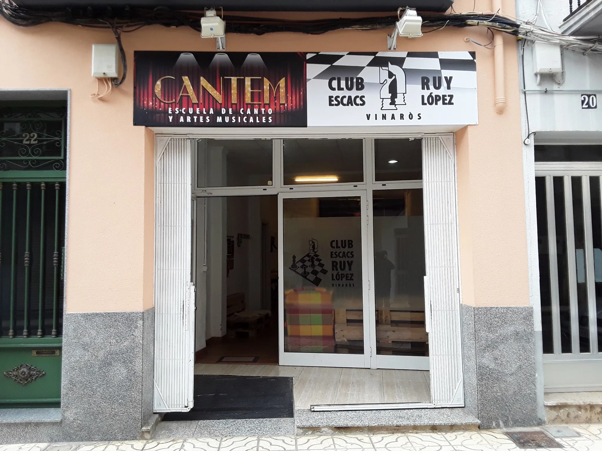 Fachada y entrada del local del Club Escacs Ruy López de Vinaròs